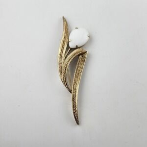 Vintage Signed SARAHCOV Gold Tone Metal with Milk Glass Floral Brooch/Pin‎